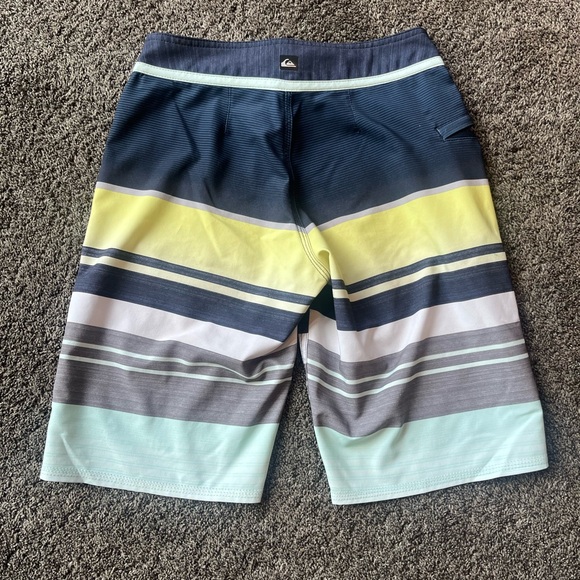 Boys Quiksilver Boardahorts/Swim Trunks - Picture 2 of 5